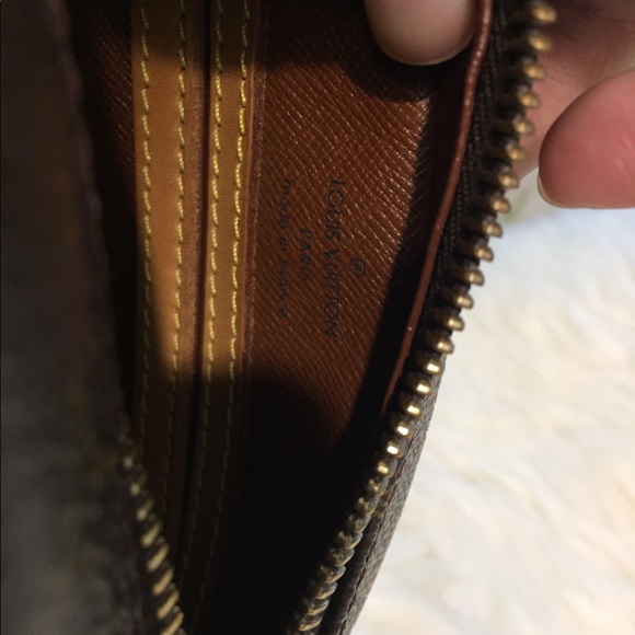 Authentic Louis Vuitton Blois,no peeling with cracking on vachetta strap only. - Picture 7 of 17
